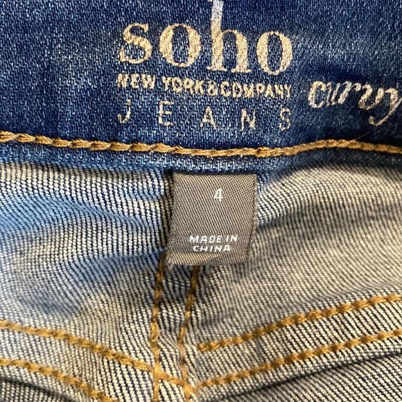 SIZE 4 SOHO JEANS NEW YORK & COMPANY. Blue Curvy Super Skinny. - Picture 8 of 8
